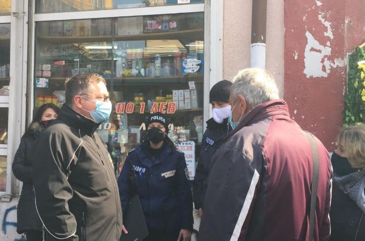 Служители на общинска полиция дебнат за спазване на противоепидемичните мерки